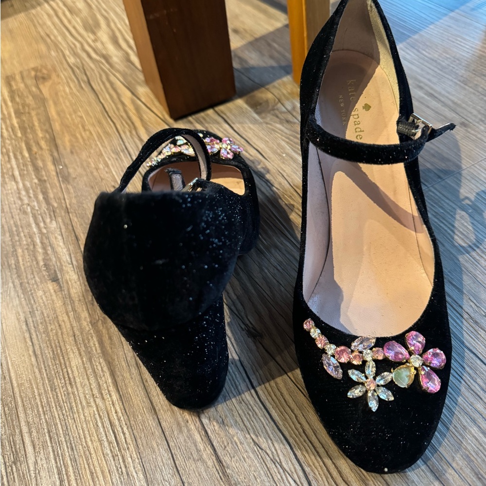 Kate spade used shoes in good condition, one stone is missing